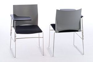 Der Ibiza SP ST ist ein bequemer Konferenzstuhl mit Arbeitsfläche